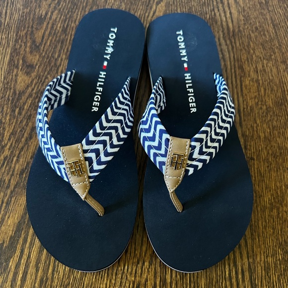 Tommy Hilfiger Navy and Brown Chevron Flip Flops - Picture 1 of 4